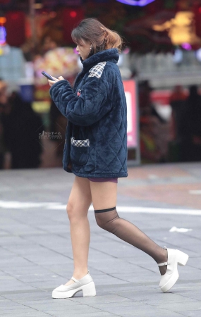 黑丝街拍少妇
