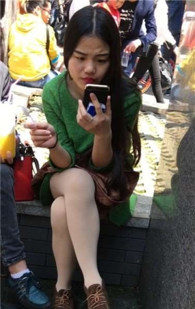 高清街拍丝足美眉吃雪糕，跟男友你一口我一口真羡慕