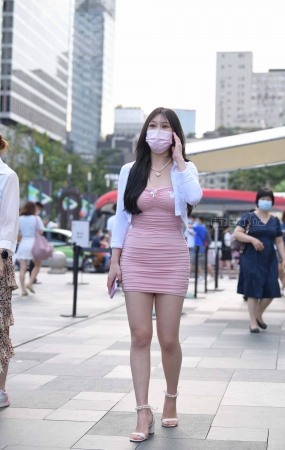 街拍粉色裙性感美女