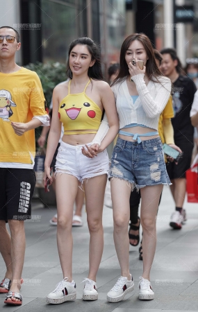 热裤美眉