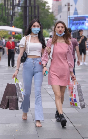 身材十分高挑的紧牛美女