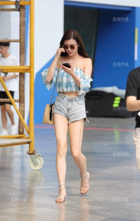 街拍大长腿热裤一字肩美女