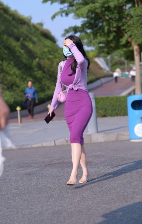 街拍迷人的紫色长裙美女姐姐