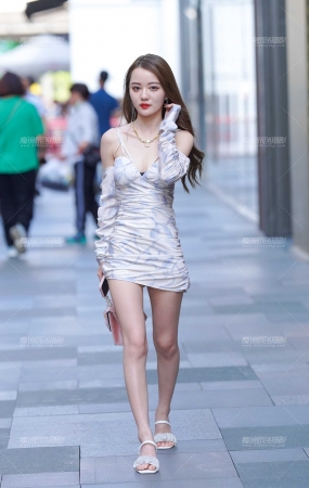 靓丽包臀裙女孩