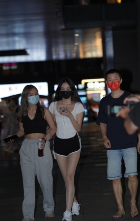 长腿亮丝美眉
