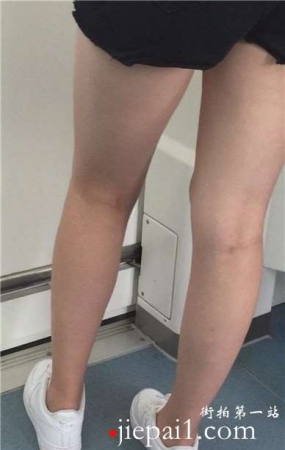 地铁上拍摄美腿美女，颜值逆天的高。