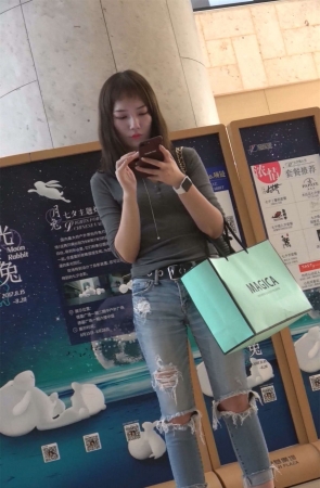 文静甜美漂亮破洞牛仔裤小姐姐