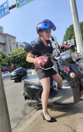 珠宝店制服肉丝美人骑车大长腿诱人