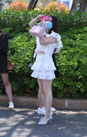 白短裙高跟鞋美女