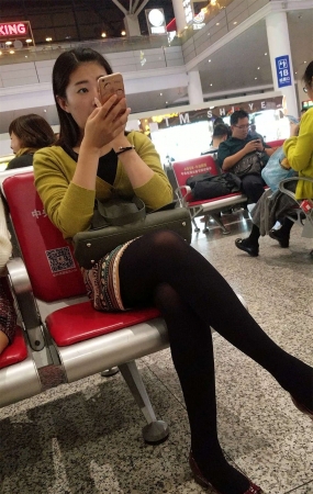 车站花纹包臀裙黑色丝袜红色皮鞋漂亮女神
