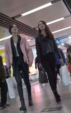 黑色皮裤粉色外套高挑美女