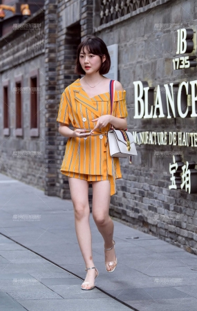靓丽长腿美女！
