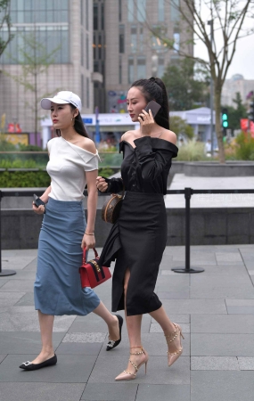 街拍深蓝色裹臀裙大耳环姐姐