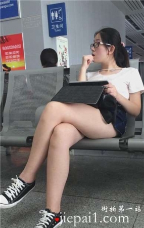 高铁候车室偶遇美腿帆布鞋眼镜妹