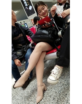 4k-候车室的肉丝街拍美腿黑色包臀裙美女