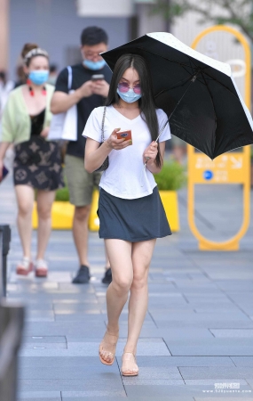 打伞黑短裙 21-07-31-752