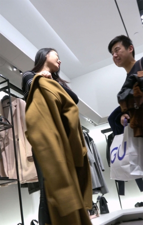紧身皮裤苗条身材美女逛服装店
