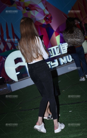 长腿牛仔妹