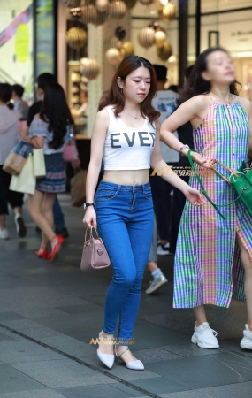 短装露腰 紧牛翘臀 美眉