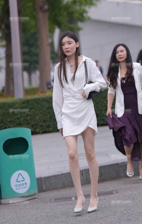 白皙的美腿高跟高挑小姐姐