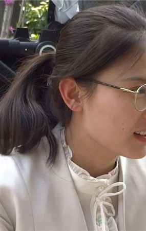 斯文眼镜妹的肉色丝袜美足，恨不得扑上去狂舔一番 [567 MB/MP4]