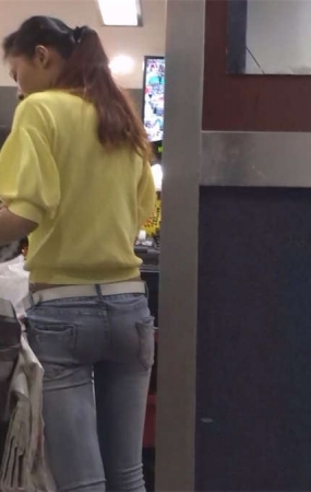超市里面的收银员美女