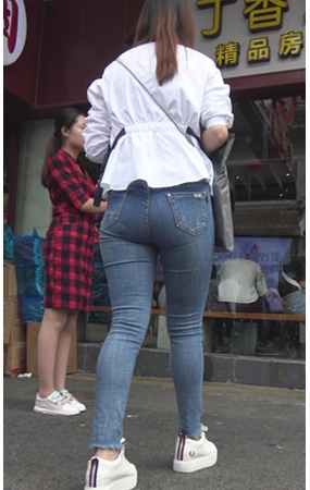 紧身蓝色牛仔裤小姐姐
