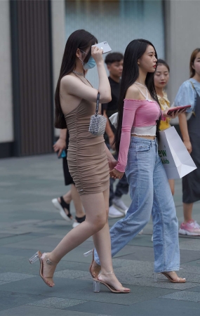 白皙短裙美眉
