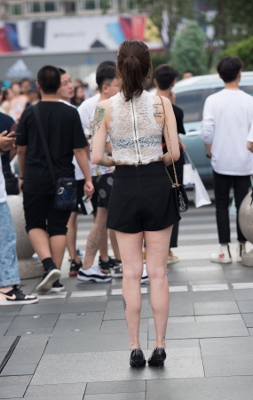 漂亮的镂空衣小姐姐
