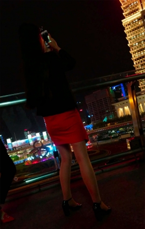 黑夜中的短裙美女