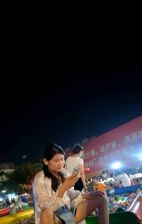 极品牛仔短裤罕见开腿诱人