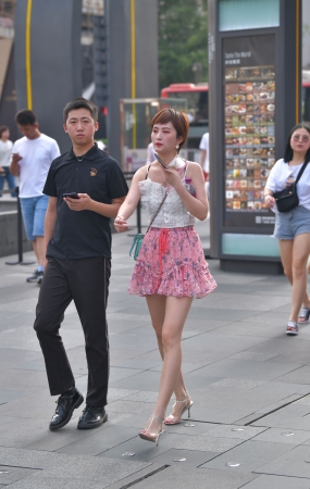 短裙，短发，美腿高跟美女