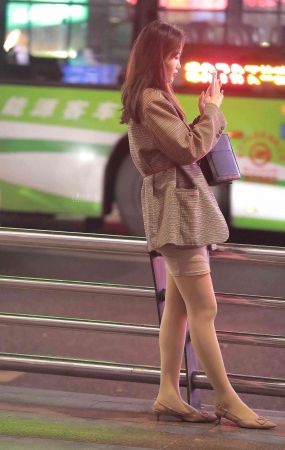 肉丝街拍高跟少妇