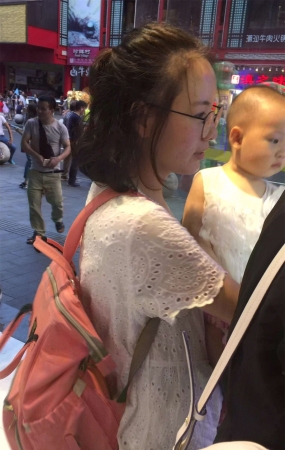 白色蕾丝连衣裙少妇