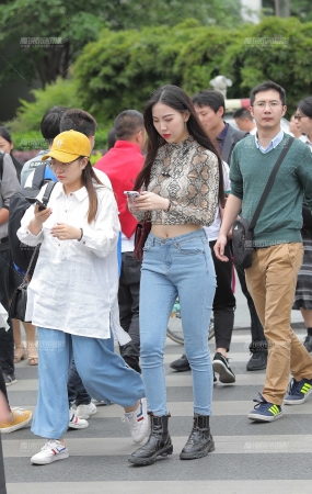 牛仔裤美眉