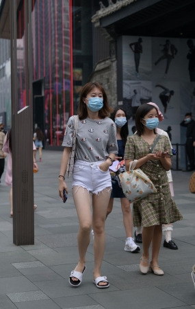 大白腿白热裤美女