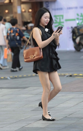 漂亮街拍少妇