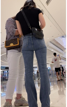 商场里的牛仔裤美女