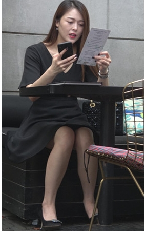 漂亮的黑色连衣裙美女