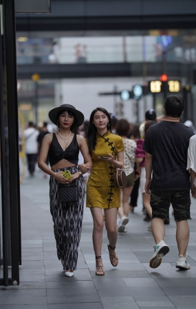 短裙气质美女