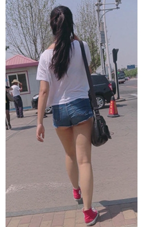 热裤裸腿小月牙妹子