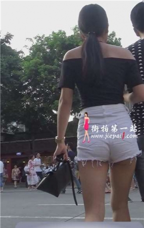 黑色T恤白色紧身短裤MM，黑白配吗？[952 MB/MP4]