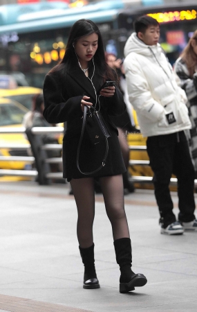 街拍黑丝妹子