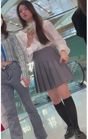 百褶裙美女