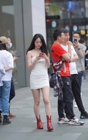 白短裙小姐姐