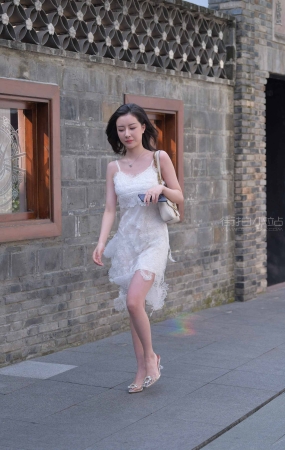 白色群时尚街拍美女