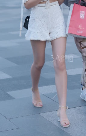 1048-1白白嫩嫩的小姐姐-21P
