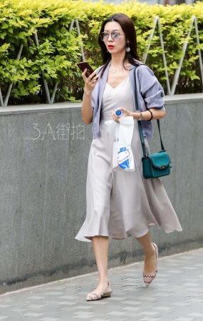 骨干的低头族美女-13P
