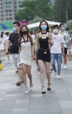 两位包臀裙小姐姐