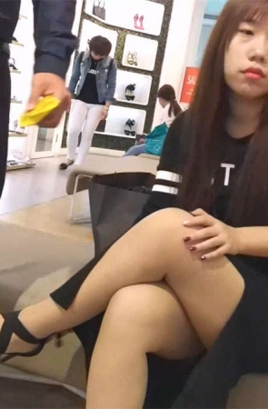 很丰满的少妇换鞋子